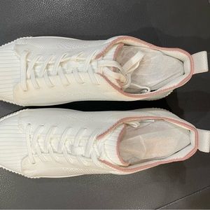 Vivaia Round-Toe Lace-up Sneakers